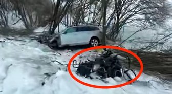 Video: Latgalē BMW ietriecies kokā tā, ka no virsbūves izlidojis motors