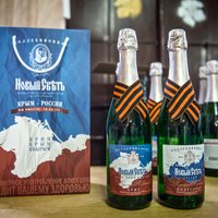 Foto: Krimā par godu iekļaušanai Krievijā rada svētku šampanieti