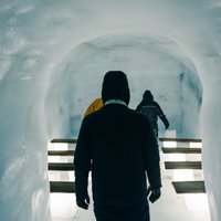 Neparasta ekskursija pasaules lielākajā ledus tunelī Islandē