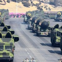 Ziemeļkoreja parādē demonstrē 'Iskander' raķešsistēmas līdzinieci