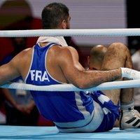 Боксер устроил на Олимпиаде сидячую забастовку: не покидал ринг почти час