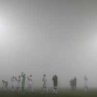 UEFA Eiropas līgas spēli Olomucā pārtrauc spēcīga migla