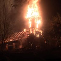 Video: Siguļos uguns liesmas aprij 280 gadus vecu koka dievnamu