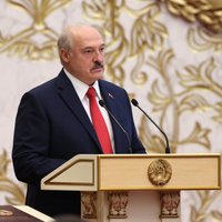 Лукашенко заявил, что остался у власти ради своих сторонников, которых иначе "порвут на куски"