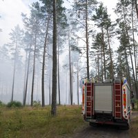 Siguldas meža ugunsgrēku likvidēšanas darbi varētu turpināties vēl piecas dienas