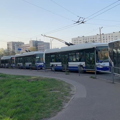 Foto: Piektdienas rītā izveidojies sabiedriskā transporta sastrēgums Purvciemā