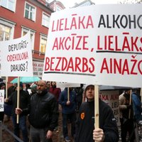 Alkohola nodokļa palielināšanas pretinieki aizvada mierīgu protestu pie Saeimas