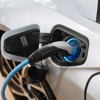 Autoražotājiem bažas rada elektroauto akumulatoru aizdegšanās