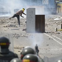 Эскалация в Венесуэле: автомобиль Нацгвардии въехал в толпу