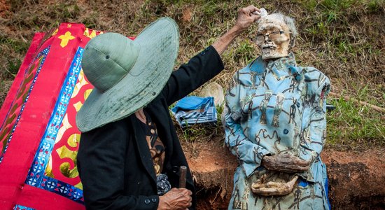 Biedējoši foto: Staigājošo miroņu festivāls Indonēzijā