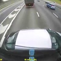 Video: Lielbritānijā kravas auto pa šoseju stumj 'hondu'