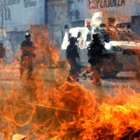 Foto: Grandiozajos Venecuēlas protestos pirmais bojāgājušais