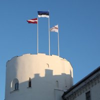 Foto: Rīgas pils Svētā Gara tornī Renārs Kaupers paceļ Igaunijas karogu