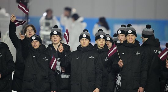 Foto: Latvijas jaunie sportisti izsoļo Jaunatnes ziemas olimpisko spēļu atklāšanas ceremonijā