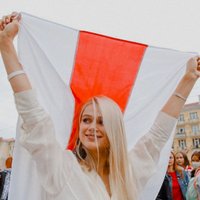 Balts–sarkans–balts: kā radies Baltkrievijas protestos plīvojošais karogs