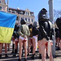 Reportāža: Rīgā protestē pret seksuālo vardarbību un kara noziegumiem Ukrainā