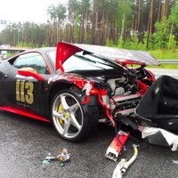 Pie Skultes avarē 'Gumball 3000' dalībnieka 'Ferrari' +FOTO
