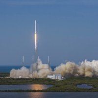 'SpaceX' pirmo reizi nosēdina raķeti uz peldošās platformas