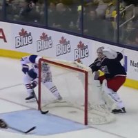 Video: Laukuma apmalei 'rezultatīva piespēle' NHL mačā