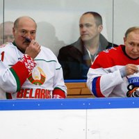 Lukašenko un Putins uzspēlēja hokeju un vienojās par gāzes cenām