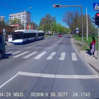 Video: Salaspils ielā divi auto aizbrauc pie sarkanās gaismas