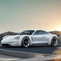 'Porsche' pirmo sērijveida elektromobili sauks 'Taycan'