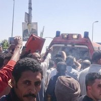 Policistam nošaujot tējas tirgoni, Kairā sākušies protesti