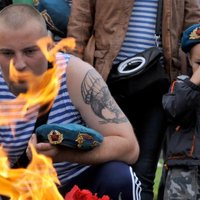 Россия: десантникам в День ВДВ разрешили купаться в фонтанах