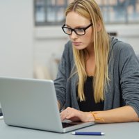 Speciālista ieteikumi, kā atpūtināt acis, ilgstoši strādājot pie datora