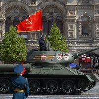 Maskavā 9. maija parādē izrāda tikai vienu vecu tanku; Putins sola 'aizstāvēt' Donbasu