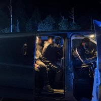Šaujot mašīnas riepās, robežsargi Aglonā aiztur 21 nelegālo imigrantu