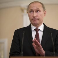 Krīze nesaudzē nevienu: Putins samazina savu algu