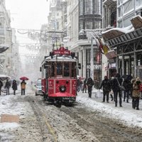 Foto: Sniegputenis paralizē Stambulu
