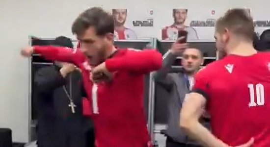Video: Gruzijas futbolisti kvalificēšanos 'Euro 2024’ atzīmē ar dančiem ģērbtuvē