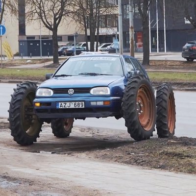 'Paraugprāva' Lietuvā: blogerim uz gadu atņem tiesības par izrādīšanos ar traktor-auto