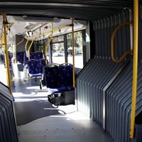Krītot Rīgas sabiedriskajā autobusā, sieviete guvusi traumas