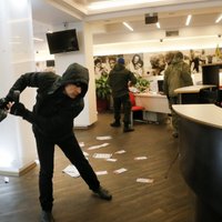 Foto: Kijevā galēji labējie spēki demolē Krievijas bankas