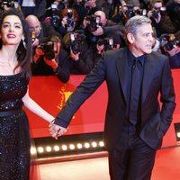 ФОТО: Супруга Клуни затмила знаменитого мужа на Берлинале
