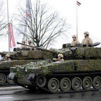 Armijas jaunajām bruņumašīnām munīciju ražos Latvijā; pirks helikopterus