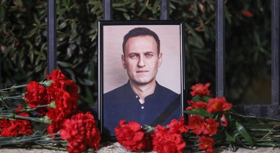 ВИДЕО. "Верните матери тело сына": знаменистости потребовали у Путина отдать тело Алексея Навального 