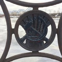 РД планирует демонтировать ограждения с советской символикой на набережной Даугавы