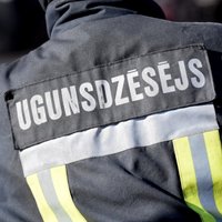 No degoša dzīvokļa Rīgā ugunsdzēsēji izglābj divus cilvēkus