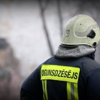 При тушении пожара в Валмиере пострадал спасатель