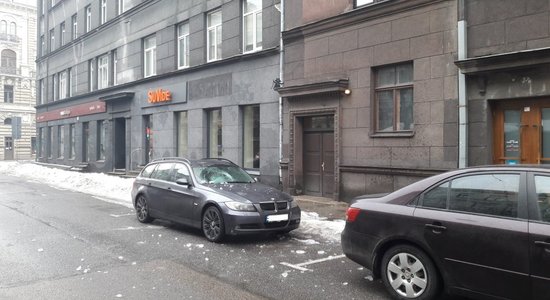 ФОТО: в центре Риги на припаркованный автомобиль упала глыба льда