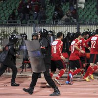 Vismaz 74 bojāgājušie līdzjutēju izraisītās nekārtībās stadionā futbola spēlē Ēģiptes pilsētā Portsaidā (9:00)