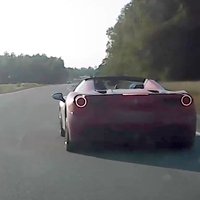 Video: Policija Talsos aptur 'Ferrari' vadītāju, kas traucies ar 213 km/h
