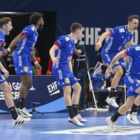 Francijas handbolisti Eiropas čempionātā atspēlējas pret Dāniju un iekļūst pusfinālā