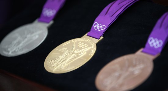 Paraolimpiskajai diska metējai ļauj paturēt zelta medaļu pēc nepareizi pasludinātas uzvaras