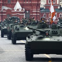 ФОТО, ВИДЕО: В Москве на День Победы прошел военный парад, но без авиации