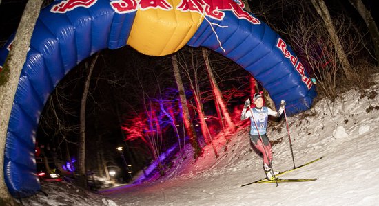 Siguldā ar vērienu aizvadītas trešās slēpošanas sacensības – 'Red Bull' Stikla kalns